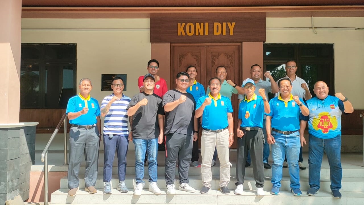 SIAP DIGELAR: Ketua Umum KONI DIJ, Djoko Pekik Irianto dan jajaran saat berfoto bersama dengan perwakilan FFI dan AFP DIJ seusai beraudiensi di Kantor KONI DIJ, Rabu (8/1).
