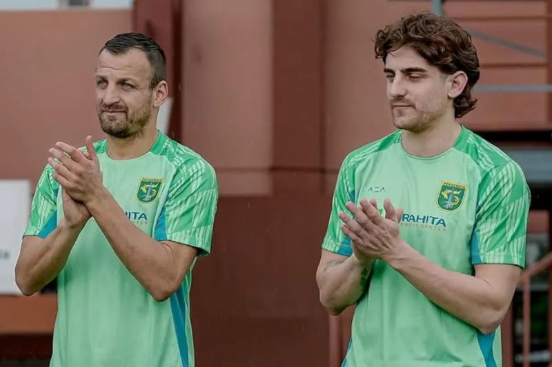 Dua pemain asing baru Persebaya Surabaya, Dime Dimov dan Dejan Tumbas (Media Persebaya)
