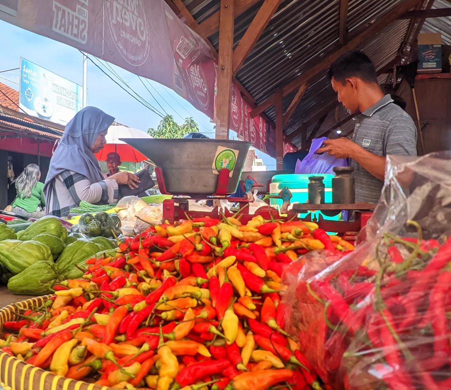 Pedagang keluhkan harga cabai rawit merah melonjak, di Pasar Argosari, Wonosari, Gunungkidul, Rabu (8/1).