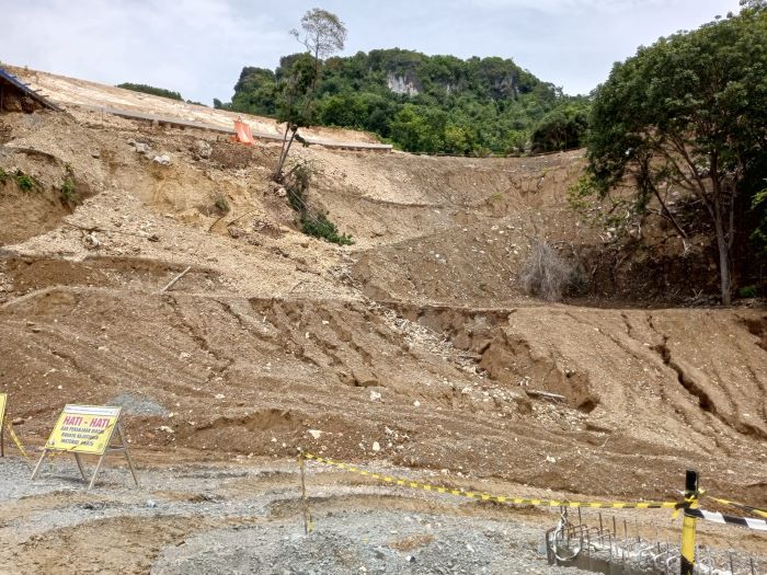 INI LHO:  Lokasi pembangunan JJLS di Parangtritis yang menimbulkan timbunan tanah ikut terbawa permukiman warga saat hujan.