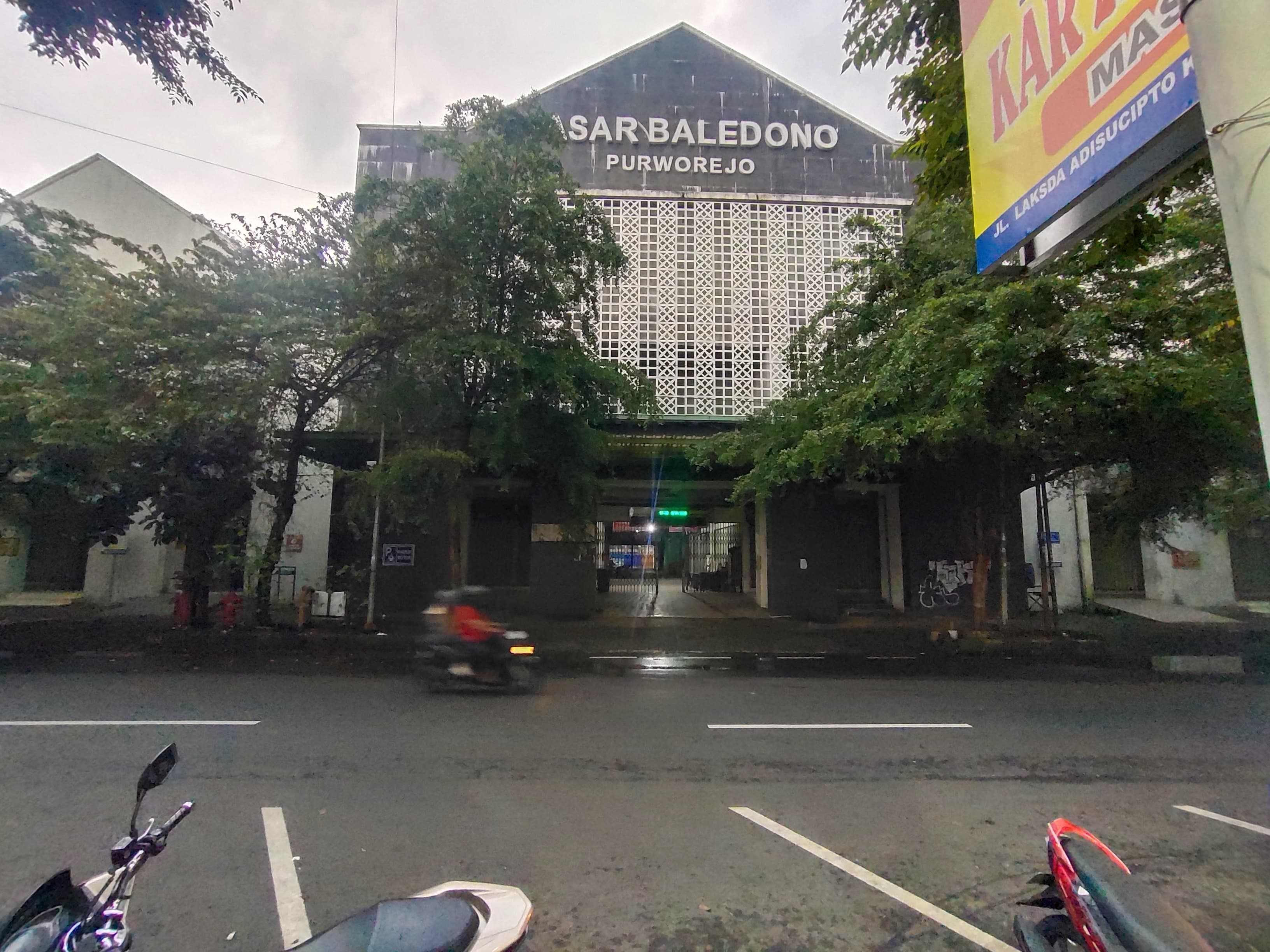 MEGAH: Suasana depan Pasar Baledono Purworejo menjelang petang, kemarin (8/1).&nbsp;Pasar Baledono mendapatkan sertifikat Standar Nasional Indonesia (SNI) dari Badan Standardisasi Nasional (BSN).