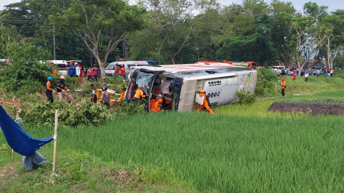 EVAKUASI: Personel Basarnas Jogjakarta melakukan penyelamatan pada korban laka lantas di Jalan Nagung-Brosot Rabu (8/1/2025).