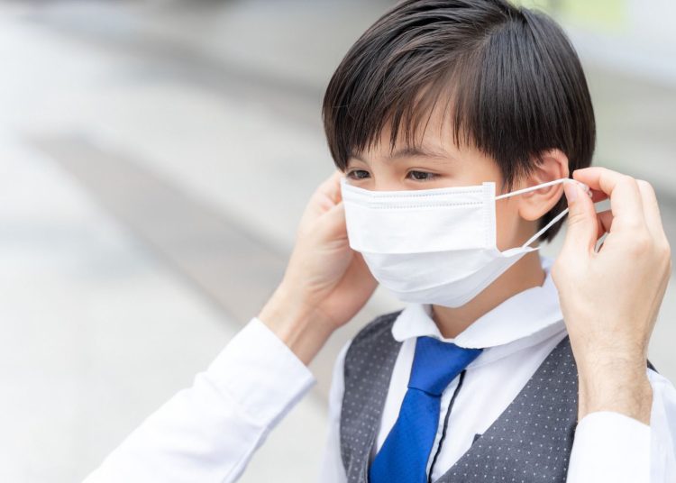 Ilustrasi anak menggunakan masker.