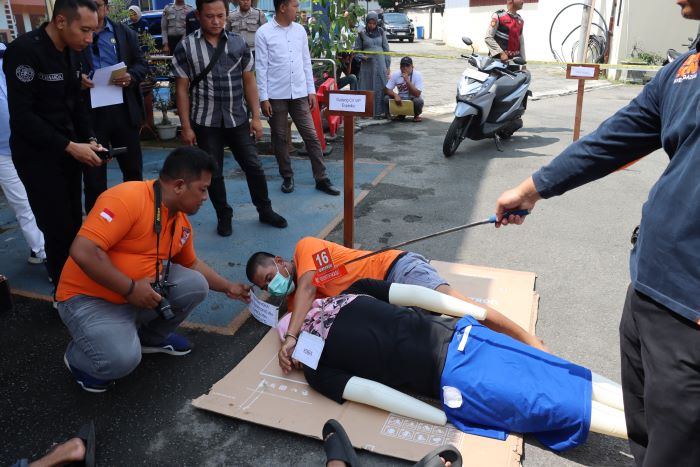REKONSTRUKSI: Ari Martono ketika memeregakan adegan penganiayaan yang menyebabkan istrinya meninggal dunia Rabu (8/1/2025).