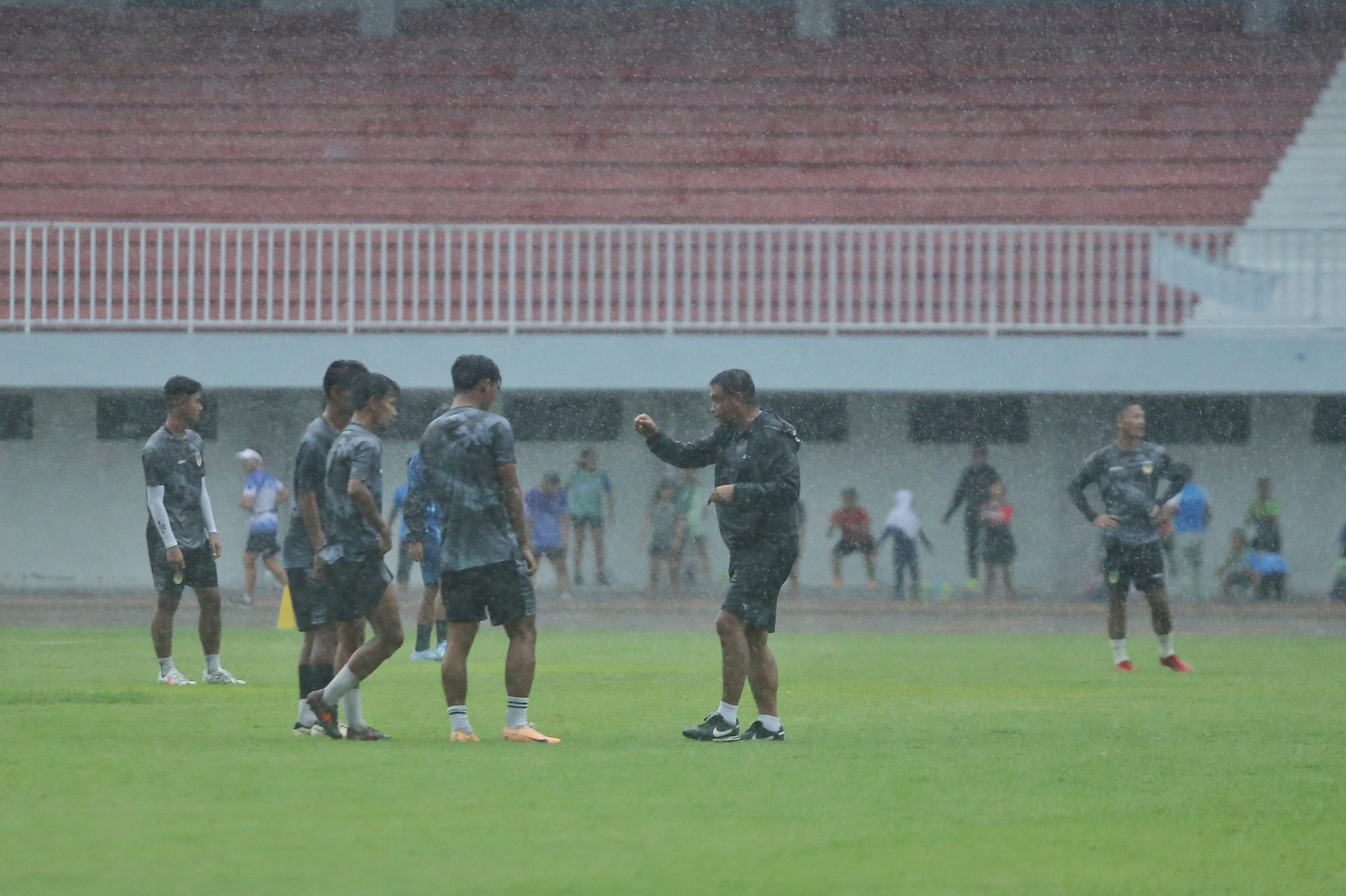 INSTRUKSI: Erwan Hendarwanto (kanan) memimpin latihan skuad PSIM Jogja di Stadion Mandala Krida, Rabu (8/1)