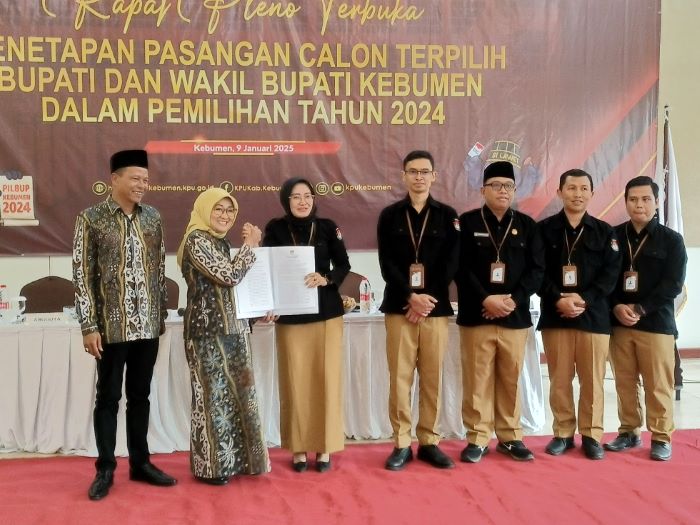 PEMENANG PILKADA : Lilis Nuryani didampingi Zaeni Miftah menerima surat keputusan dari KPU Kebumen sebagai kepala daerah terpilih hasil Pilkada 2024.