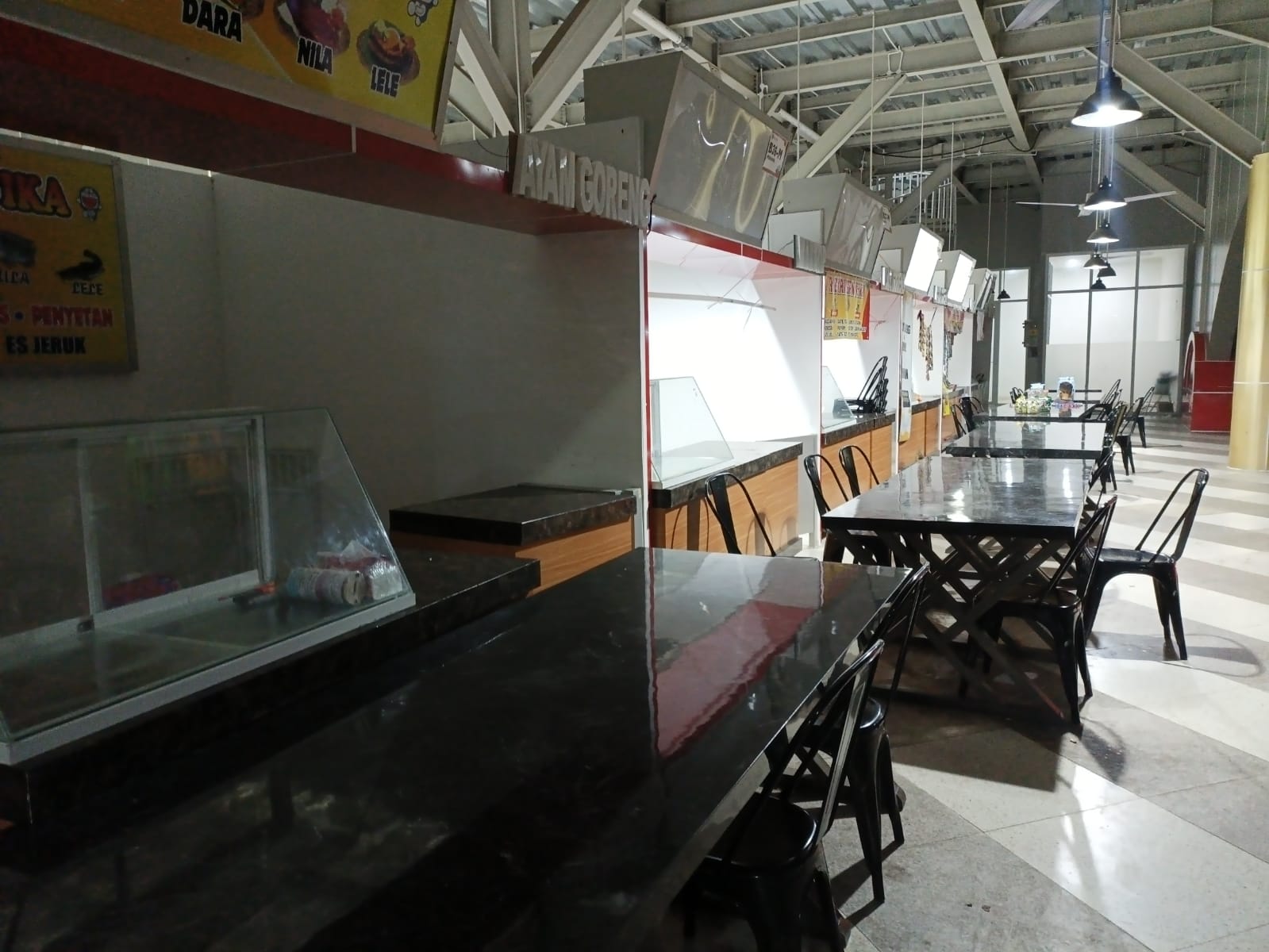 Deretan kios di lantai dua Kapal Mendoan terlihat kosong. Pedagang memilih libur karena omzet tak kunjung stabil pasca relokasi.