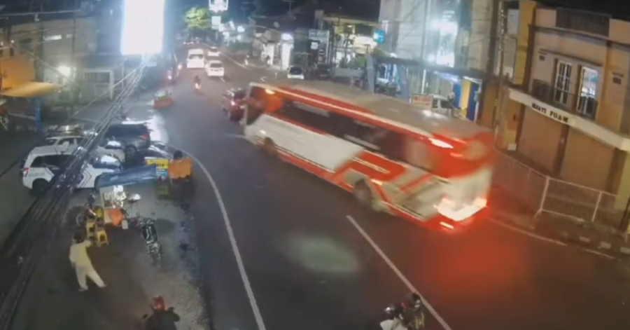 Tangkapan layar rekaman CCTV detik detik kecelakaan bus pariwisata yang menewaskan empat orang di Kota Batu.
