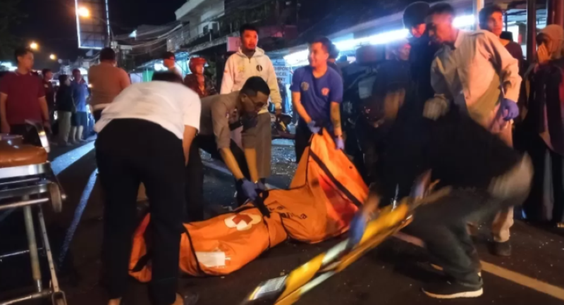 Evakuasi salah satu jenazah meninggal dalam kecelakaan bus pariwisata di Kota Batu.