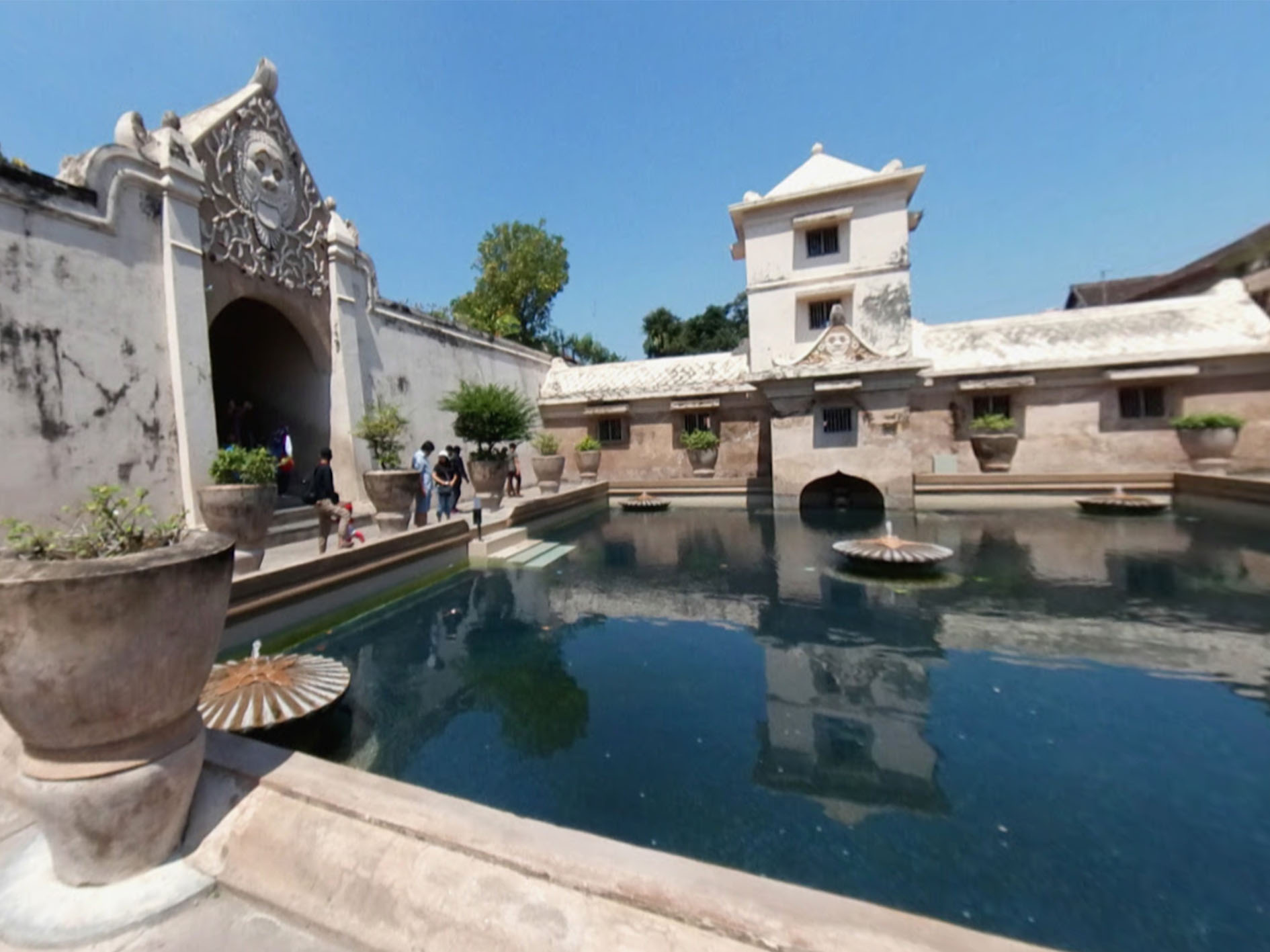 Keindahan "Wisata air" tempat pemandian isteri raja-raja, Taman Sari Yogyakarta.