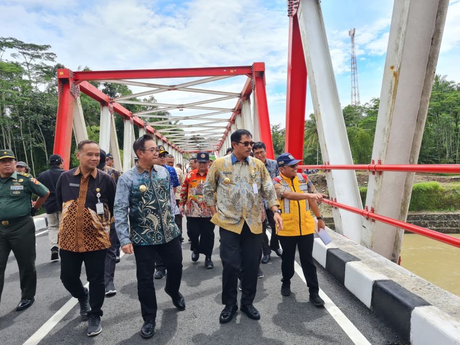 TINJAUAN: Pj Gubernur Jateng didampingi kepala DPU BMCK Provinsi Jateng, wali kota, dan bupati Magelang saat meninjau Jembatan Kali Progo Sucipto Suwigo, Kamis (9/1/2025).