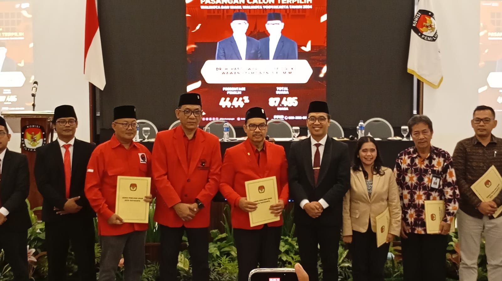 Komisioner KPU Kota Jogja saat menyerahkan surat keputusan paslon terpilih di The Malioboro Hotel & Conference Center, Kamis (9/1/2025).  (IWAN NURWANTO/Radar Jogja)