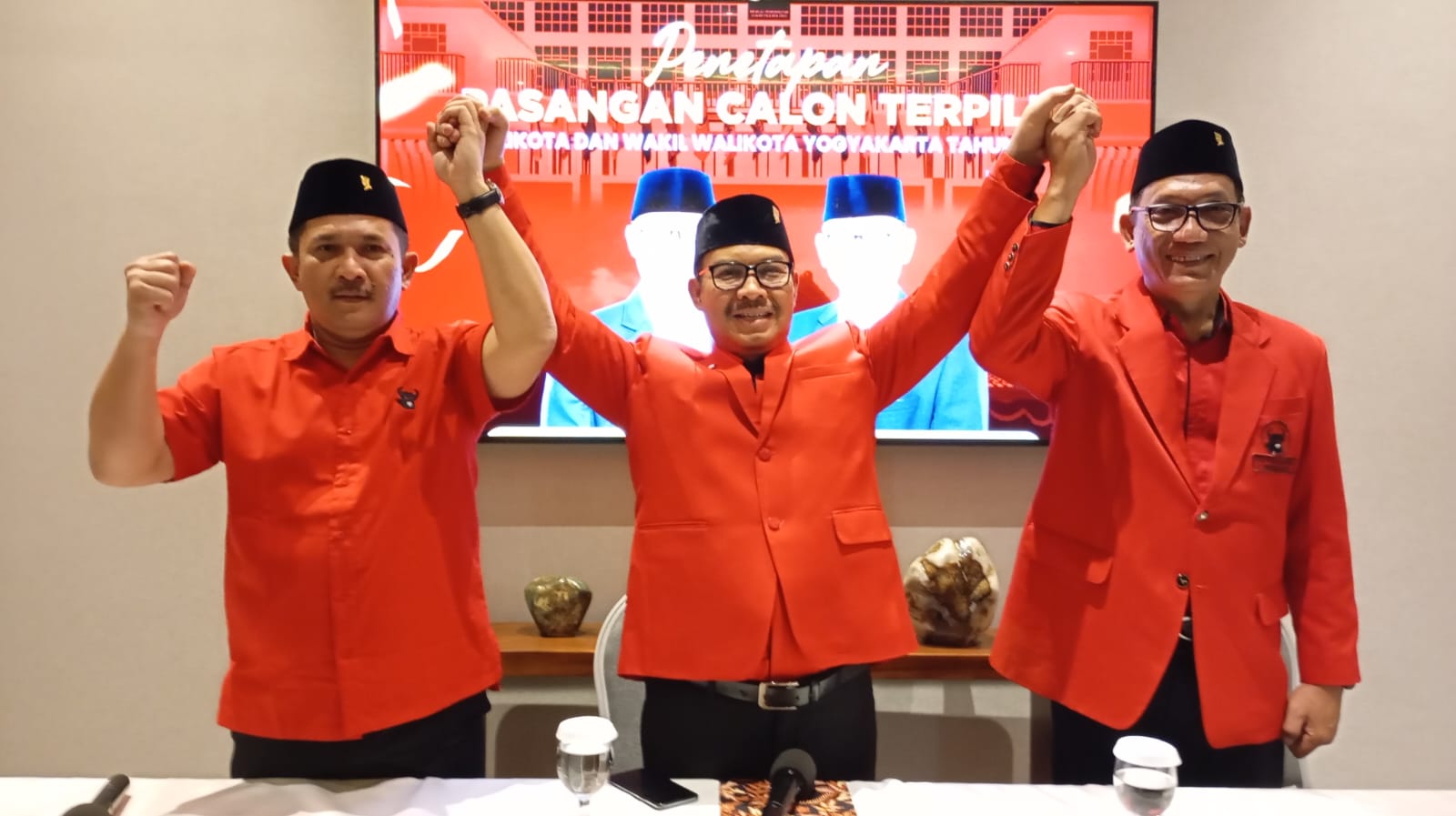 Hasto-Wawan saat menyampaikan keterangan pasca resmi ditetapkan sebagai kepala daerah terpilih oleh KPU Kota Jogja, Kamis (9/1/2025).  (iwan nurwanto/radar jogja)
