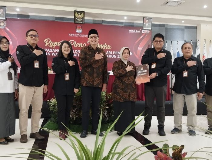 LANJUTKAN: Paslon Yuli-Dion resmi ditetapkan Bupati dan Wakil Bupati Purworejo terpilih pada Pilkada 2024 di Ganecha Convention Hall, Kamis (9/1/2025)