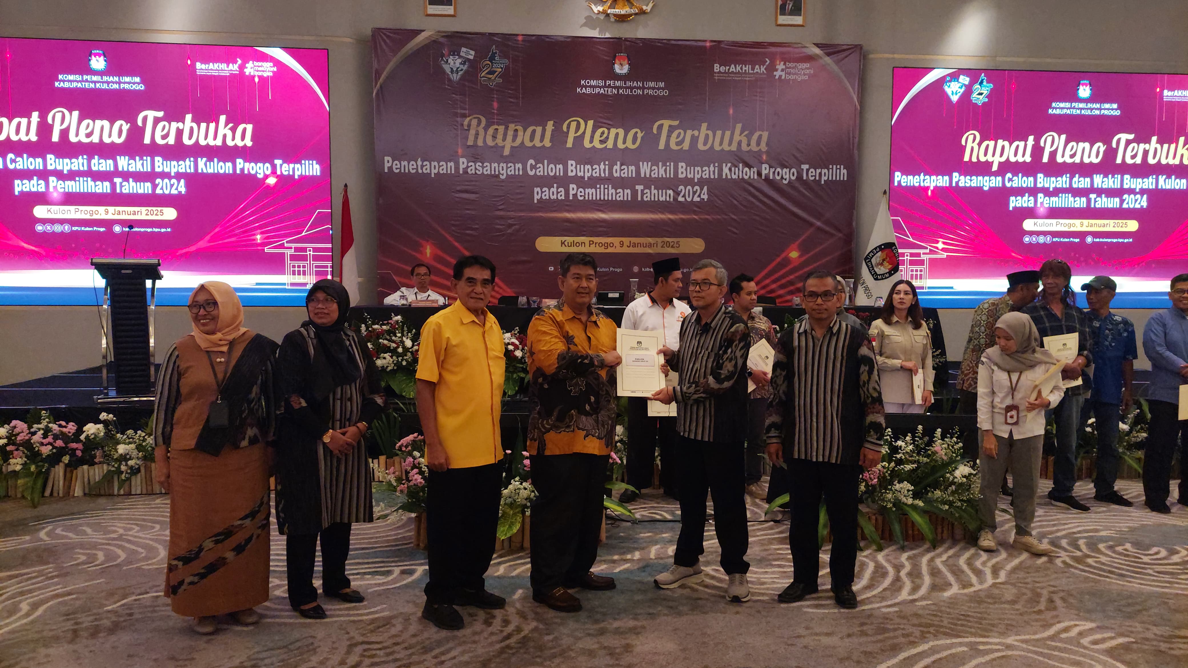 PENETAPAN: Agung Setyawan menerima surat keputusan penetapan dari KPU Kulon Progo.&nbsp;