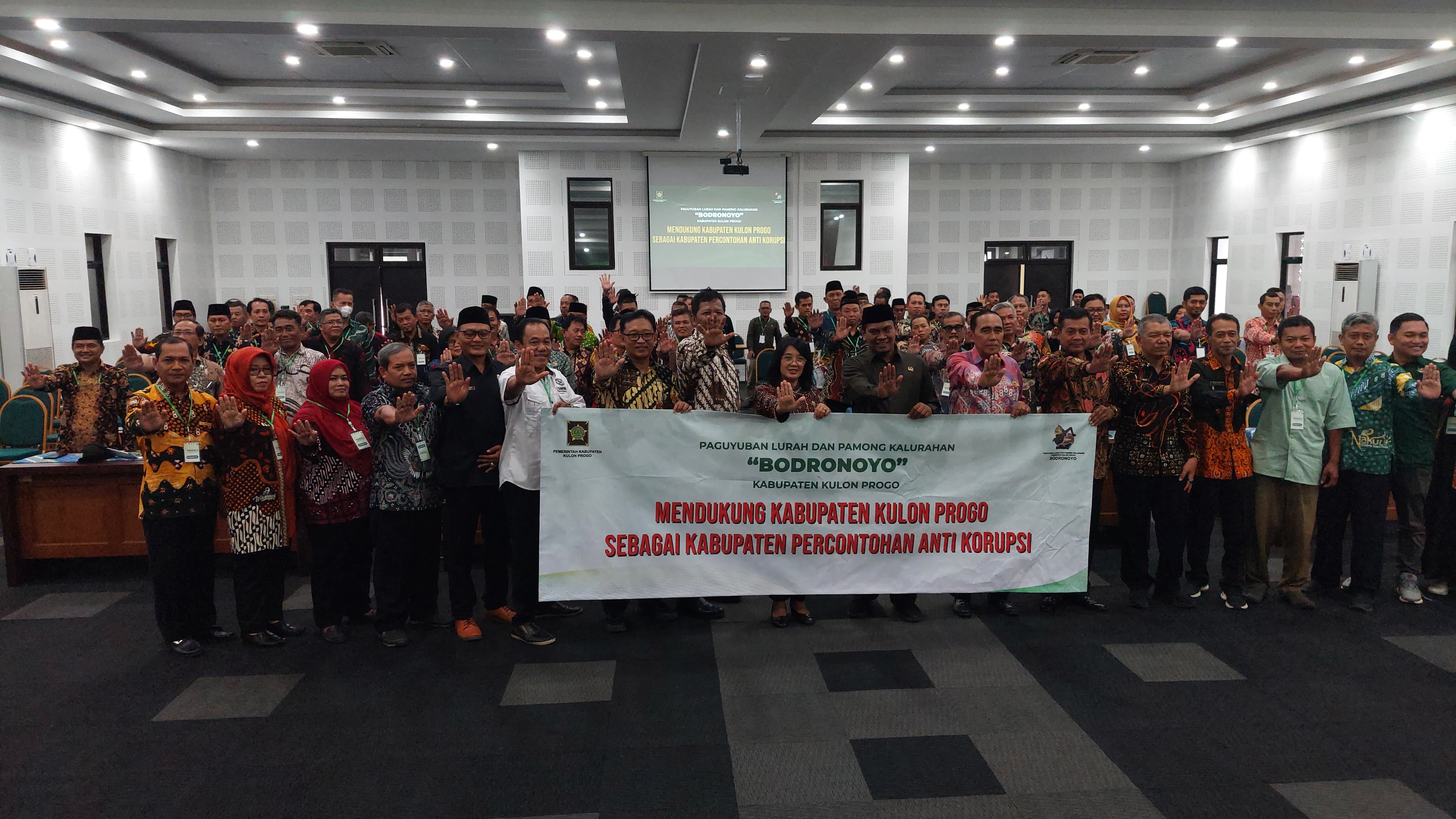 SEPAKAT: Para Lurah mengucapkan ikrar anti korupsi bersama Pj Bupati.&nbsp;