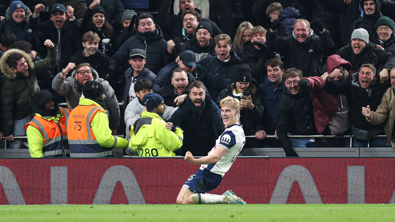 Selebrasi Lucas Bergvall usai cetak gol kemenangan bagi Tottenham Hotspur atas Liverpool di EFL Cup
