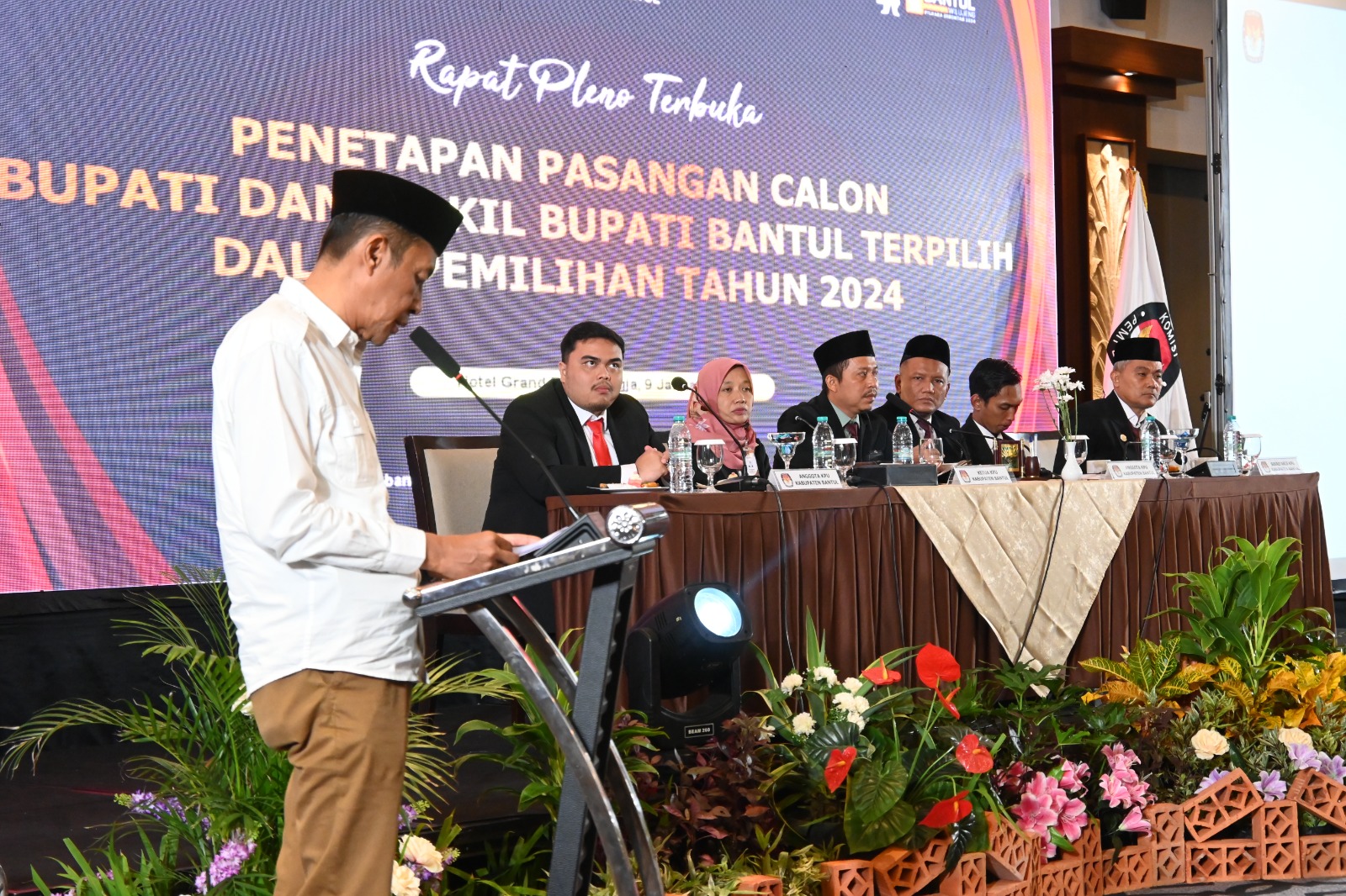 Ditetapkan: Ketua KPU Bantul Joko Santosa didampingi komisionernya membacakan surat bupati-wabup bantul terpilih