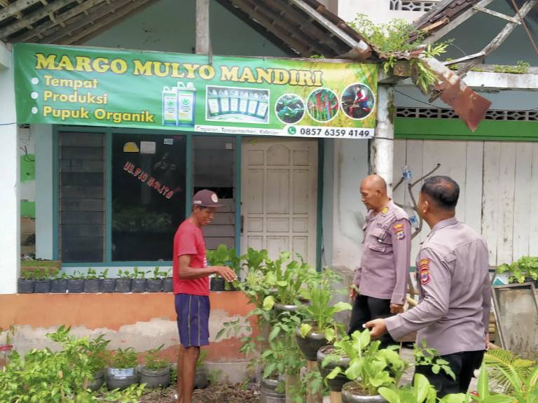 Kanit Binmas Polsek Kalasan AKP Suramto mengajak warga binaannya di Padukuhan Cageran, Kalurahan Tamanmartani, Kalasan, Sleman untuk memanfaatkan lahan pekarangan rumah mereka