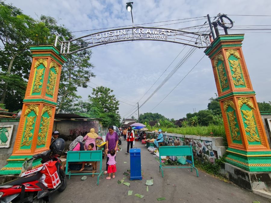 RAMAI: Jalanan di Dusun Kramat, Congkrang, Muntilan disulap menjadi pasar dadakan setiap Jumat Pahing. Ada puluhan pedagang yang berjualan di sana.