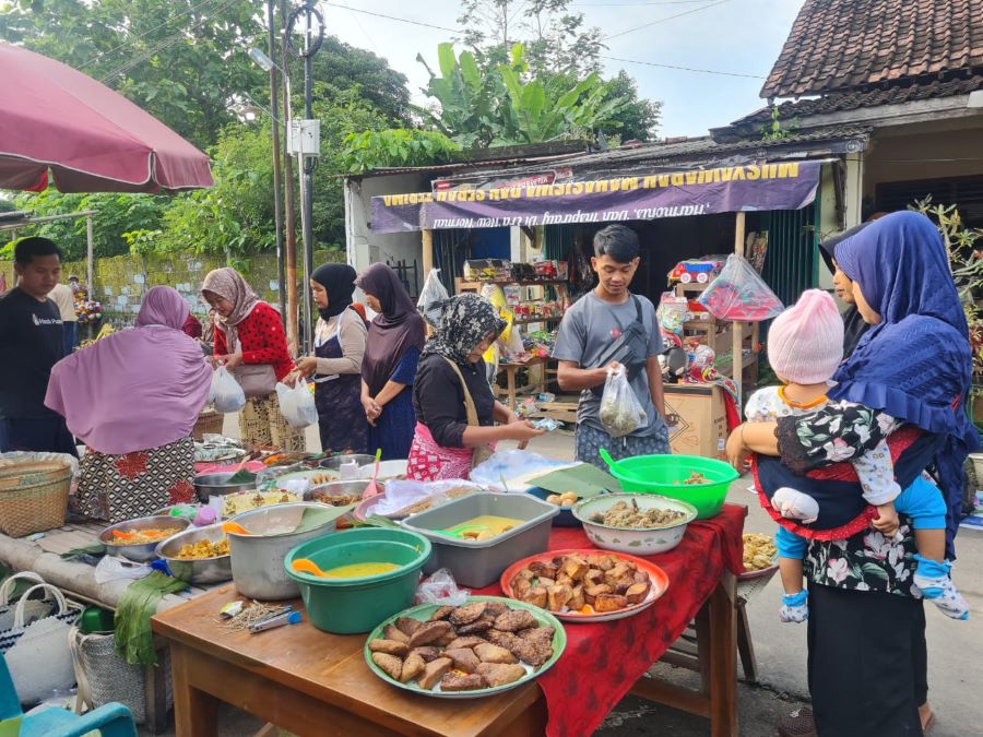 RAMAI: Jalanan di Dusun Kramat, Congkrang, Muntilan disulap menjadi pasar dadakan setiap Jumat Pahing. Ada puluhan pedagang yang berjualan di sana.