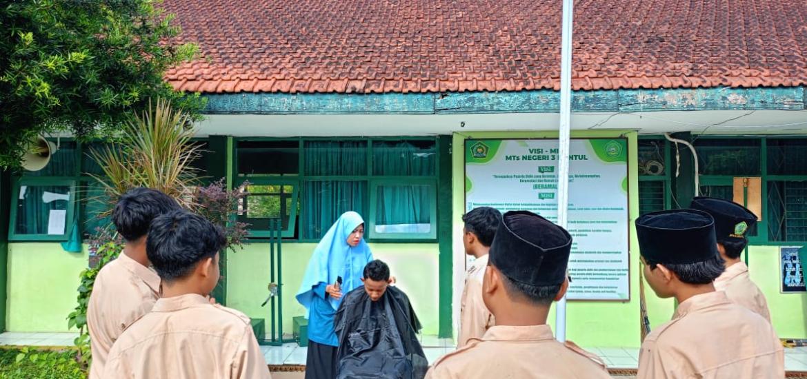 BIAR RAPI - Siswa laki-laki MTsN 3 Bantul dengan rambut terlalu panjang dipangkas pada Jumat (10/1/2025)  &nbsp;
