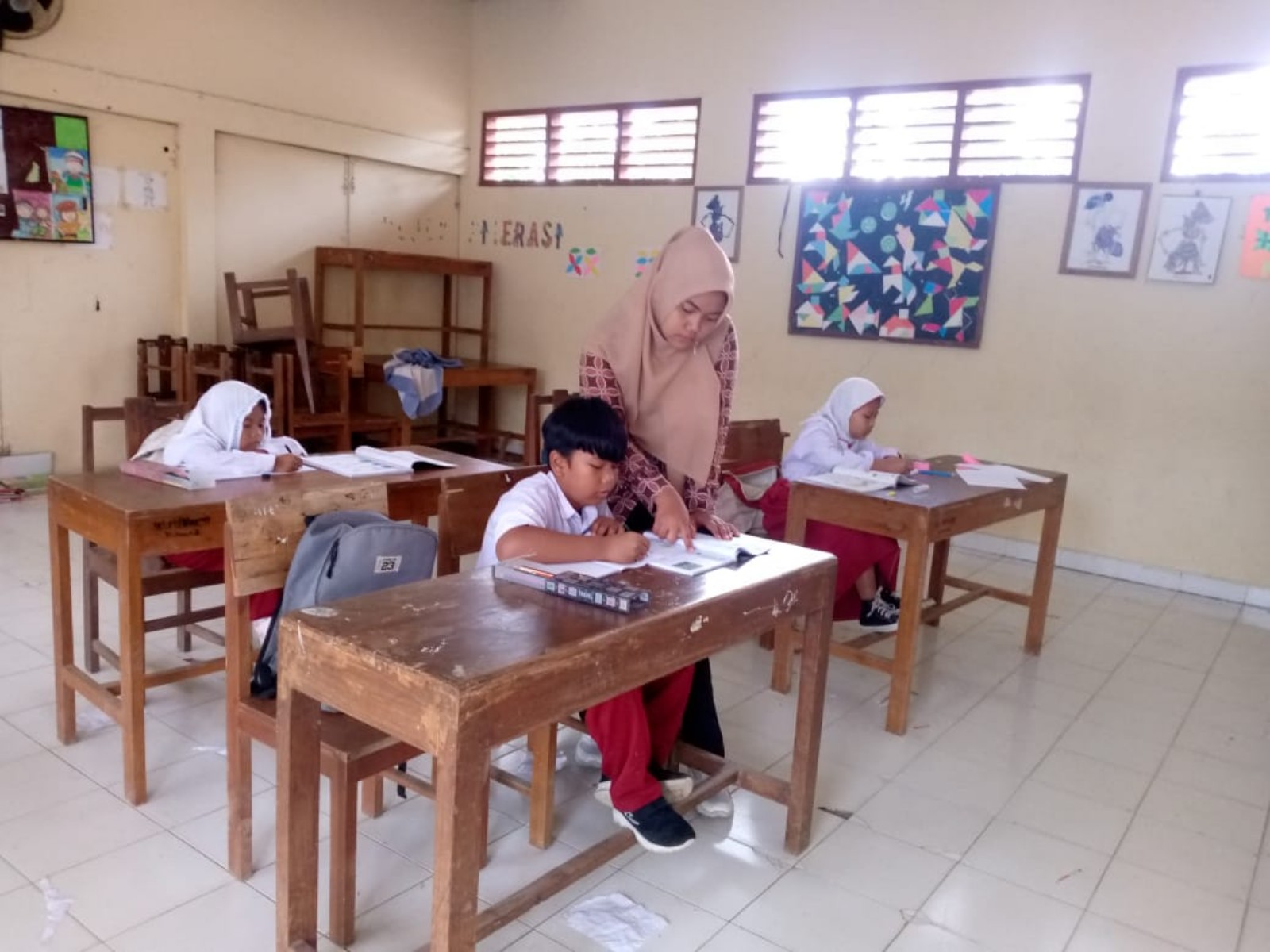 SEMANGAT: siswa SD tengah belajar