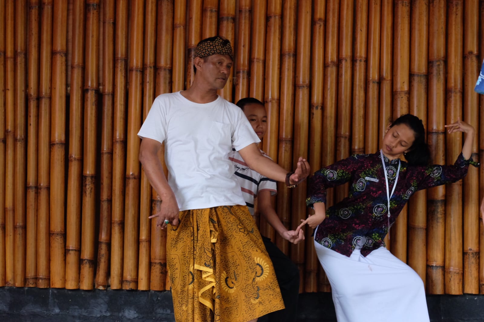 &nbsp;  TERAMPIL: Eko mengajari para peserta Spirit of Borobudur di Sanggar Kinnara Kinnari, Kamis (9/1).