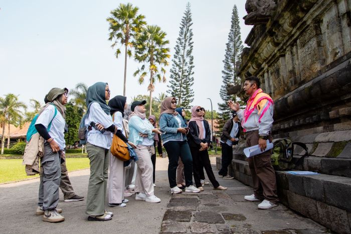 REKAM SEJARAH: Chandra Gusta Wisnuwardana bersama peserta walking tour menyisir sejumlah area bersejarah di Kota Magelang.
