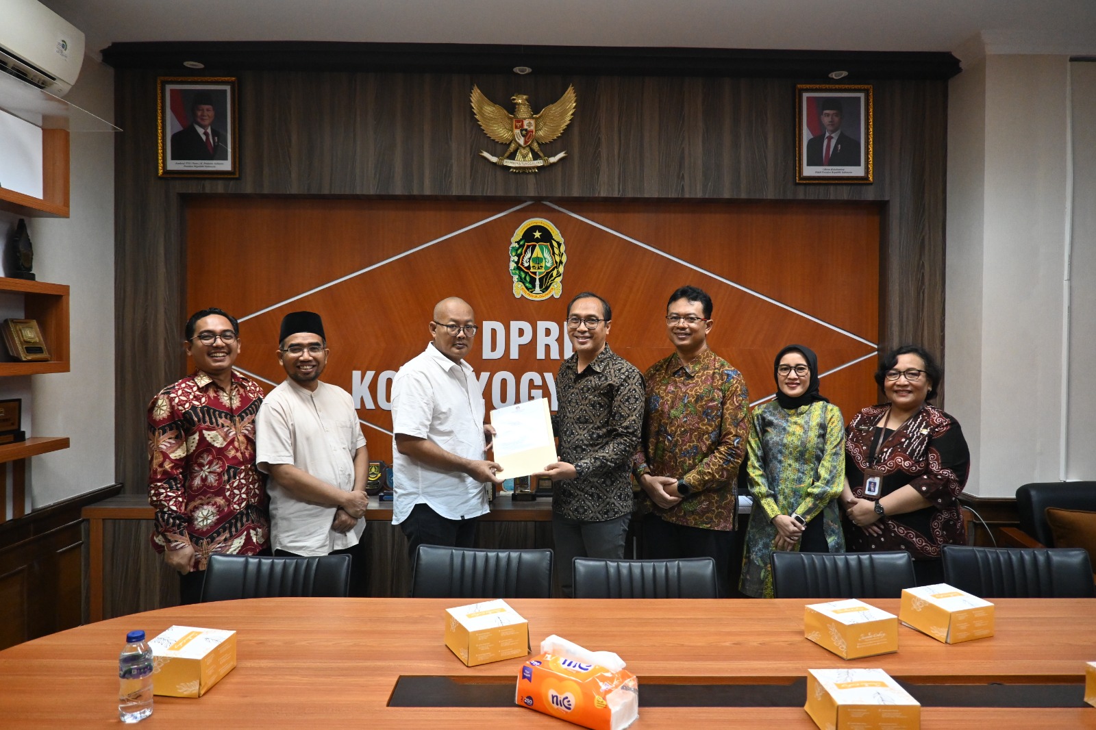 DISERAHKAN: KPU Kota Jogja menyerahkan berkas permohonan pelantikan kepada pimpinan DPRD Kota Jogja pada Jumat (10/1/2025).  (DOKUMENTASI HUMAS DPRD KOTA JOGJA)