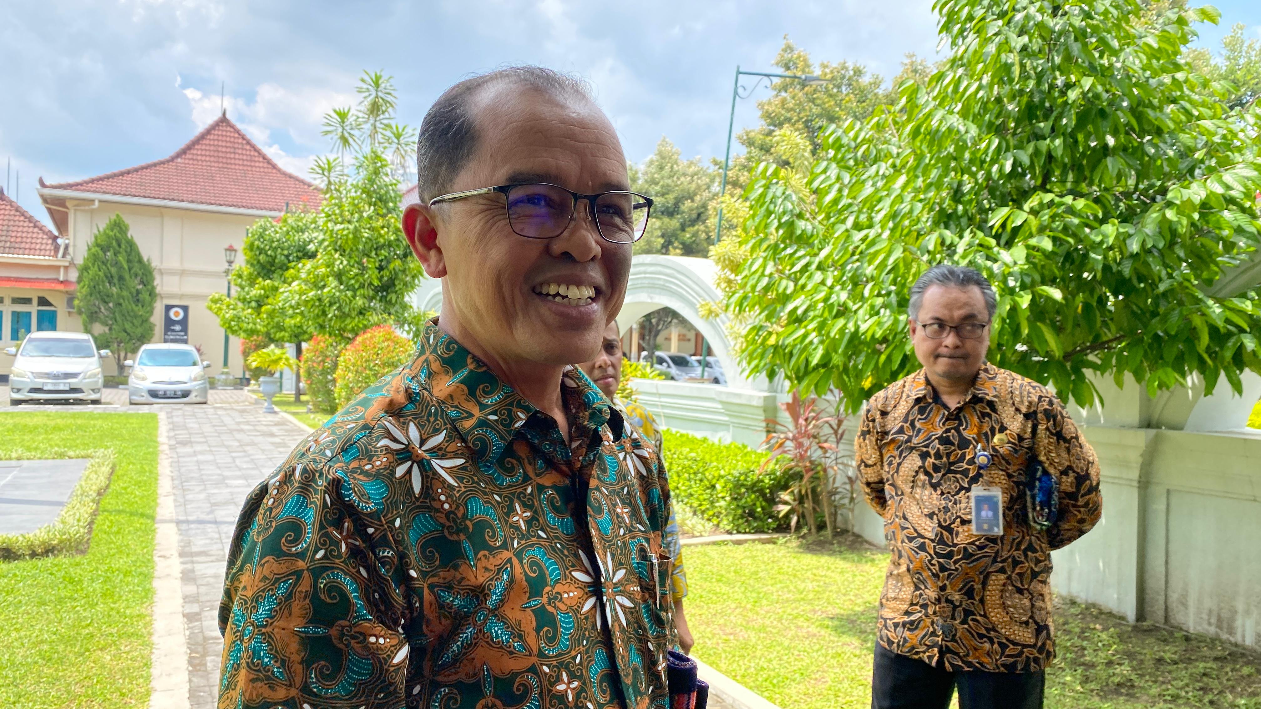 Sekprov DIY Beny Suharsono di Kompleks Kepatihan Yogyakarta, Jumat (10/1/2025).  (AGUNG DWI PRAKOSO/ RADAR JOGJA)