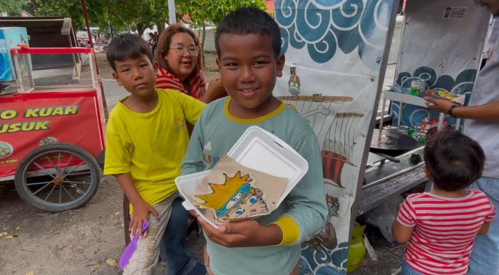 DIMINATI: Tulus Wicaksono saat membuat pancake kartun di sekitar Masjid Gedhe Kauman.