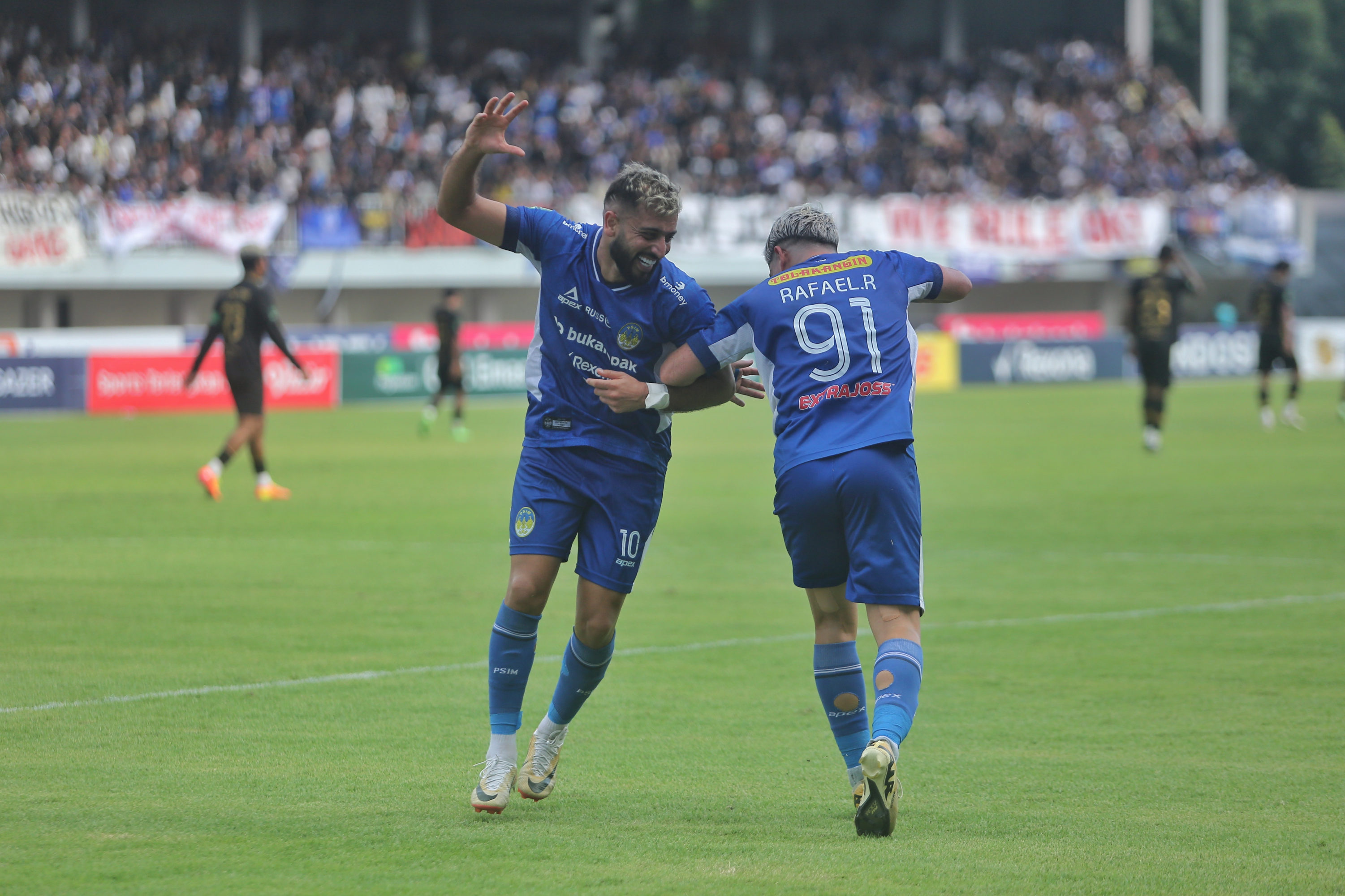 Selebrasi pemain PSIM Jogja Omid Popalzy dan Rafinha