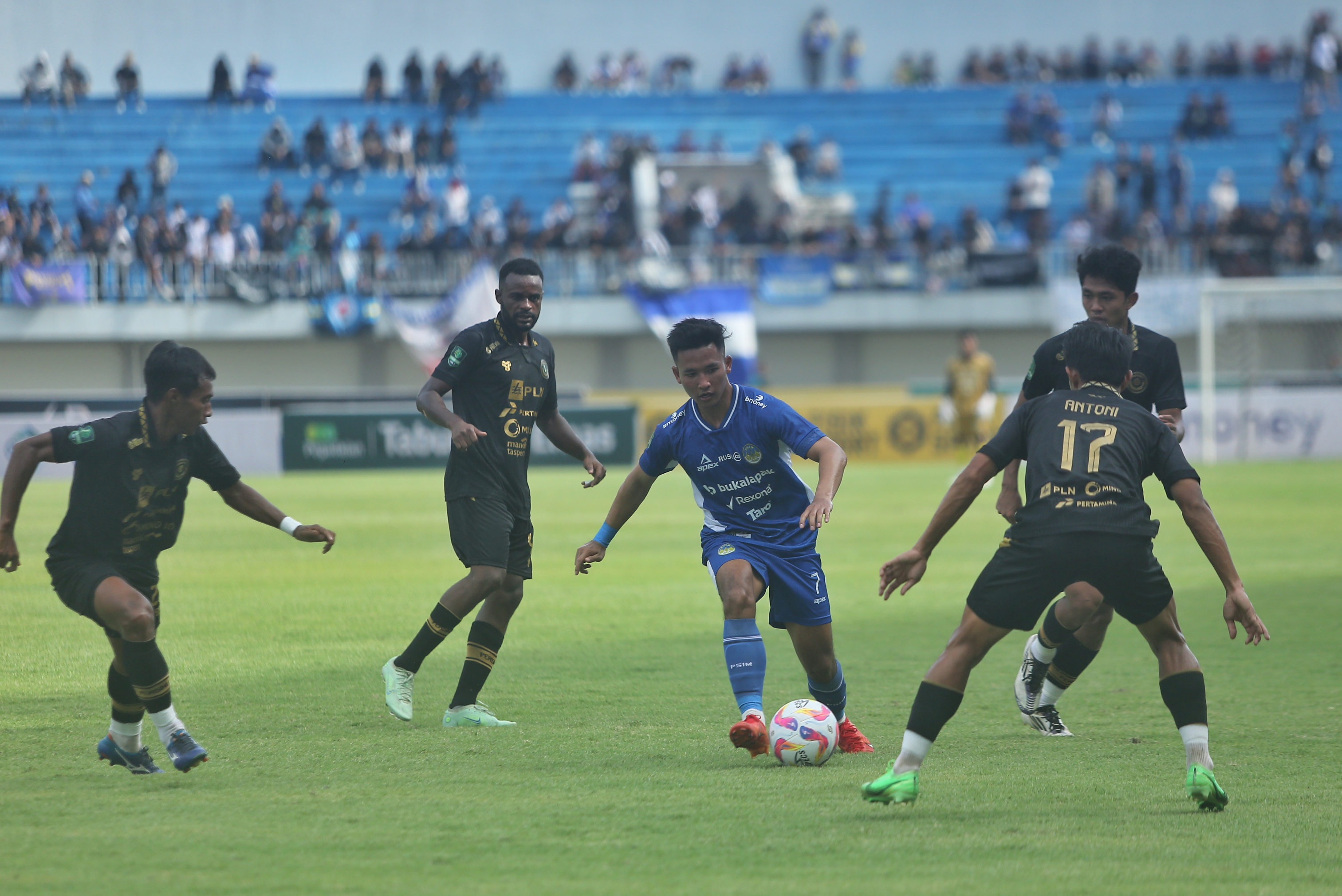 Gelandang PSIM Jogja Ghulam Fatkur dikerubuti pemain Persiku Kudus