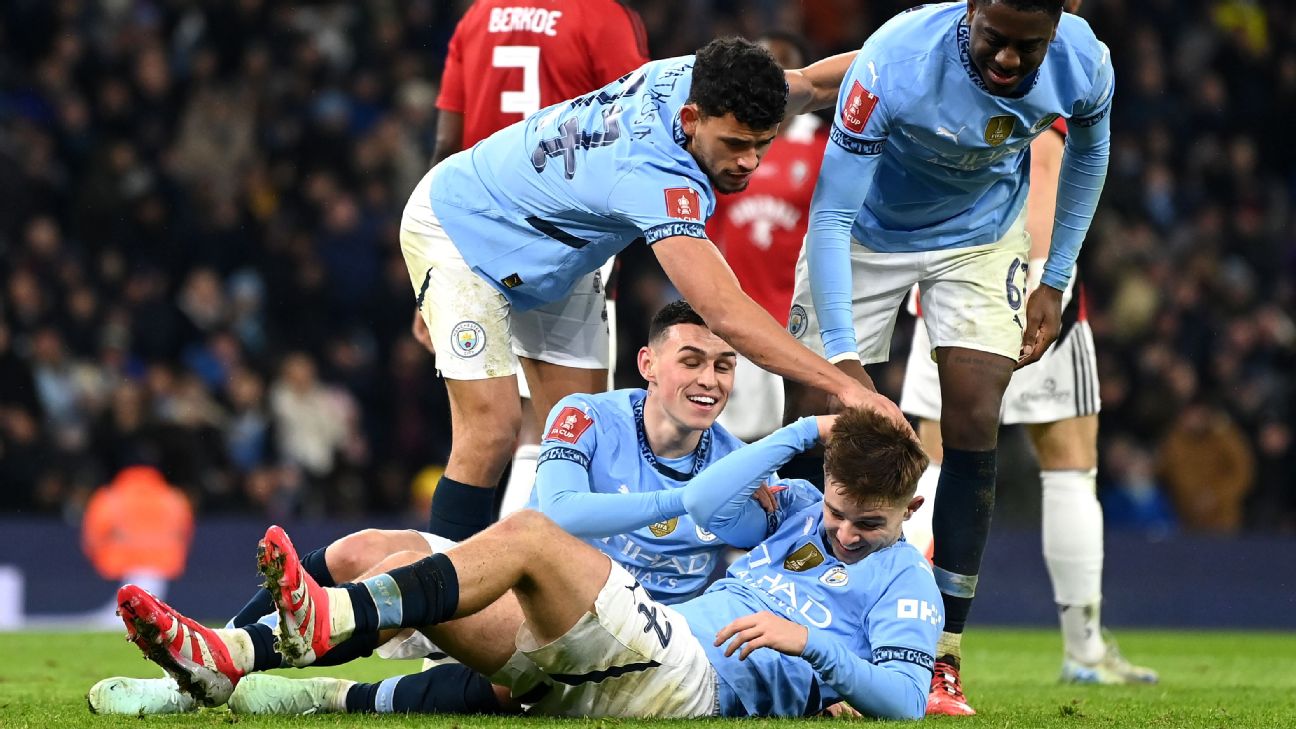 Selebrasi pemain Manchester City rayakan hattrick yang dicetak James McAtee ke gawang Salford City di FA Cup