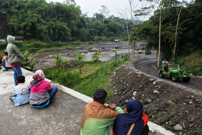 Wisatawan saat melihat pengunjung lain menikmati wahana jip lava tour Merapi
