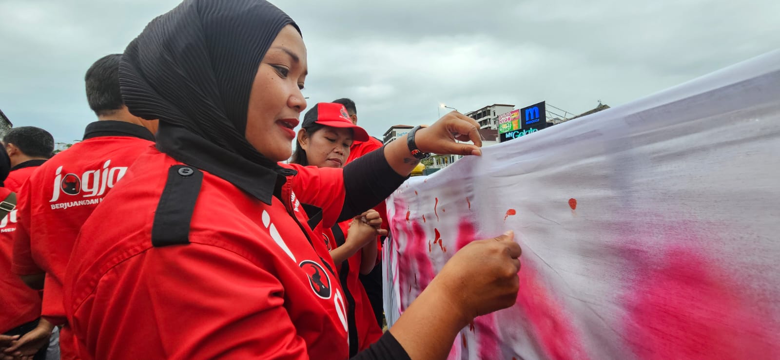 Solid Bergerak, Banteng Jogja Cap Jempol Darah Siap Kawal Kongres PDI Perjuangan & Melawan Segala Bentuk Ancaman