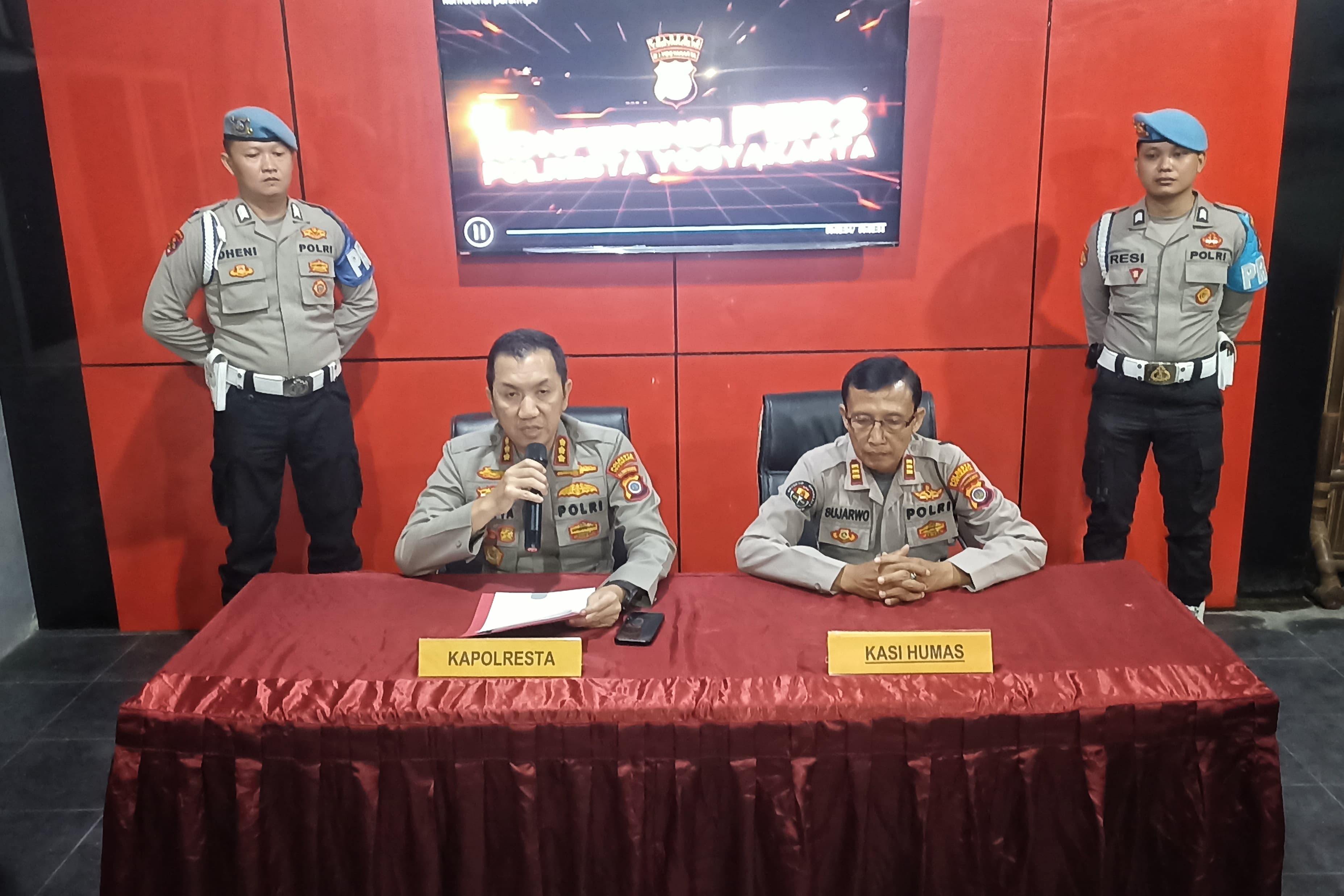 Kapolresta Jogja Kombes Pol Aditya Surya Dharma (depan kiri) memberikan keterangan dalam konferensi pers di Mapolresta Jogja