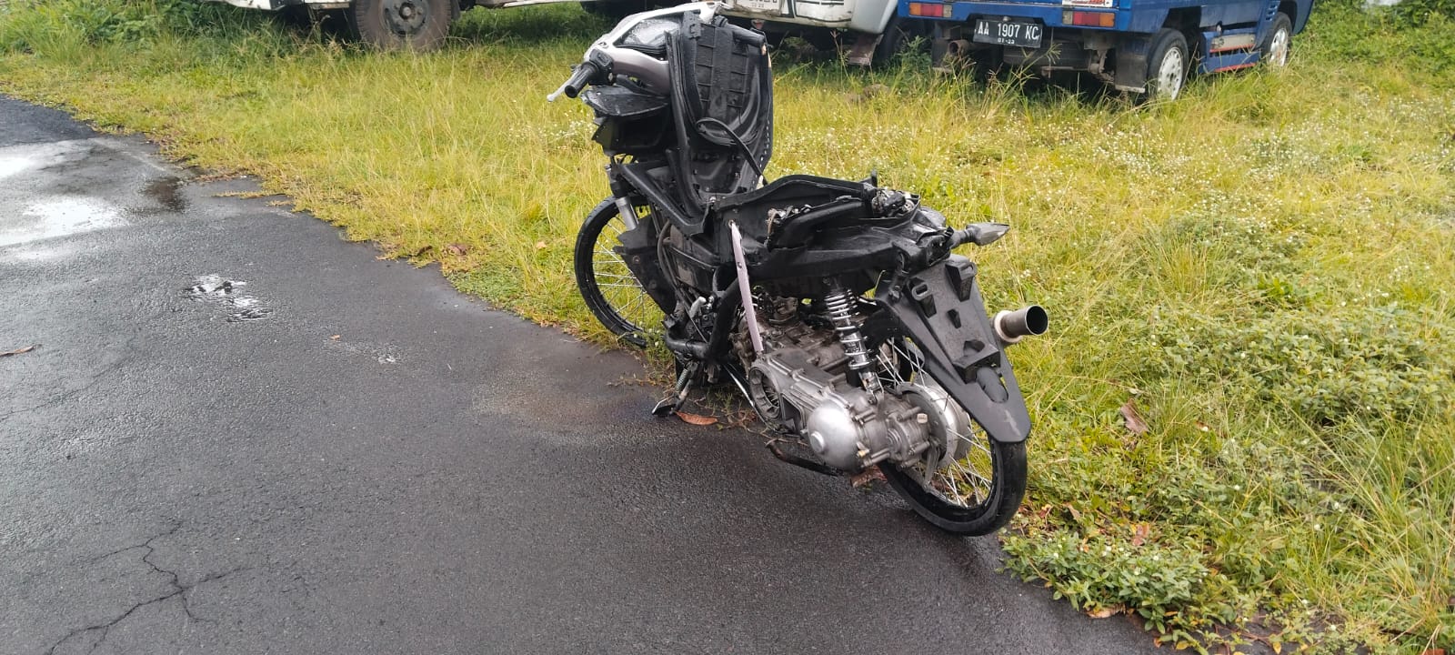 RUSAK: Sepeda motor Yamaha Aerox yang dikendarai AT, 15 rusak parah usai bersenggolan dengan pengendara lain.  &nbsp;