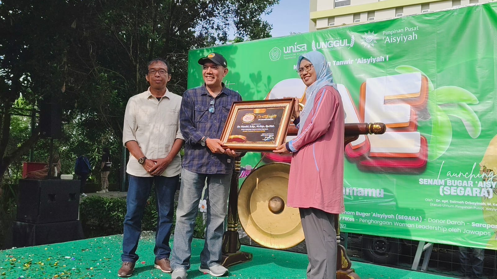 Penyerahan penghargaan Top of the Year kepada Rektor Unisa Yogyakarta Dr Warsiti (11/1/2025).   (Nanang Febriyanto/Radar Jogja)