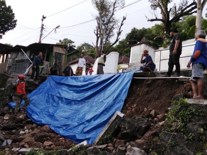 PENANGANAN SEMENTARA: Titik longsor di kawasan Makam Raja-Raja Imogiri yang ditutup terpal agar terkena air hujan Minggu (12/1/2025).