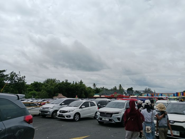 PENUH: Parkir halaman depan Ibarbo Park yang dipenuhi kendaraan wisatawan. Saking ramainya, parkir pun meluber hingga tempat-tempat di sekitarnya.