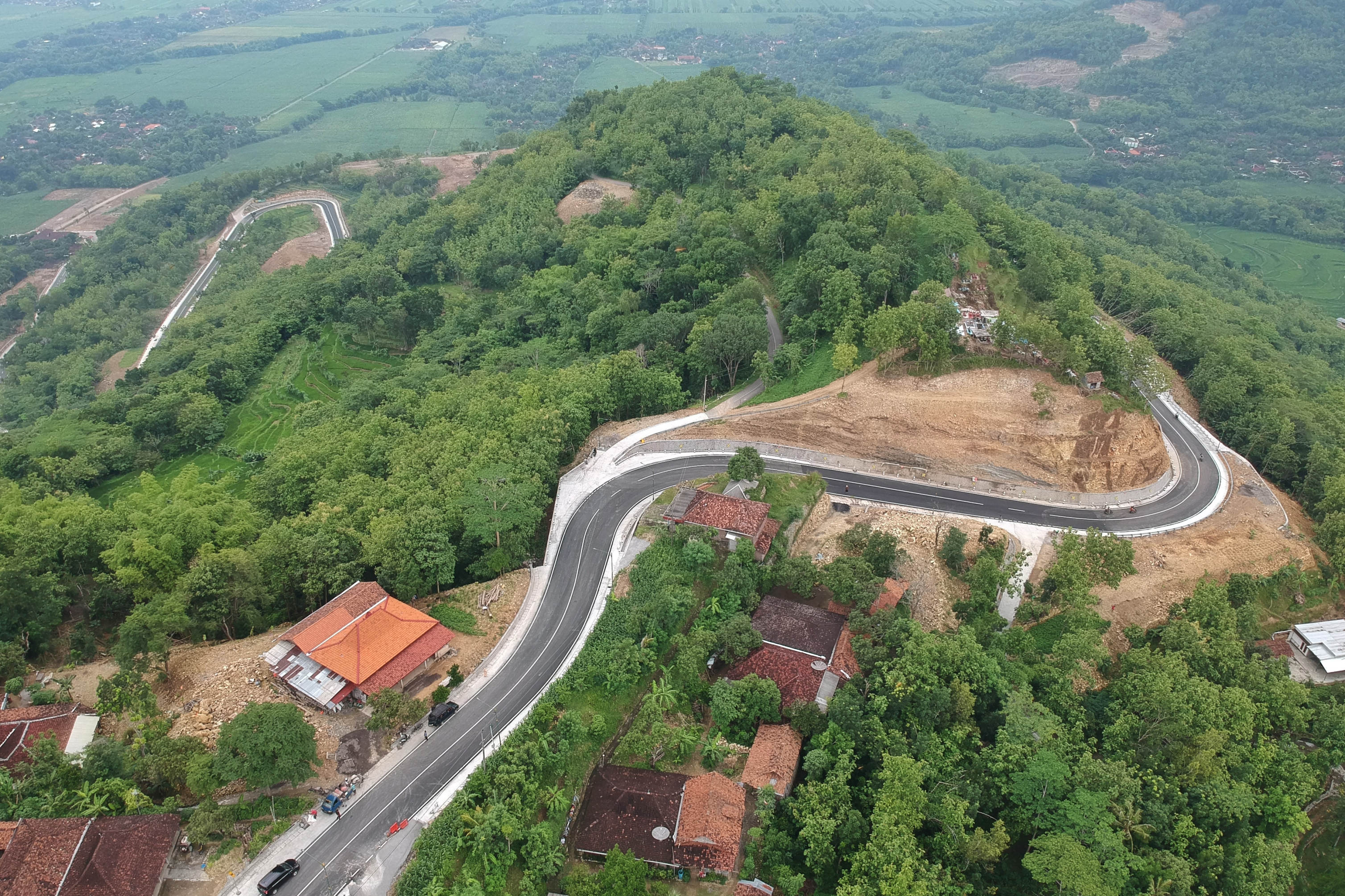 Jalan baru tanjakan clongop, Hargomulyo &ndash; Watugajah, tepatnya di Kalurahan Hargomulyo, Kapanewon Gedangsari, Gunungkidul mendadak jadi spot wisata baru