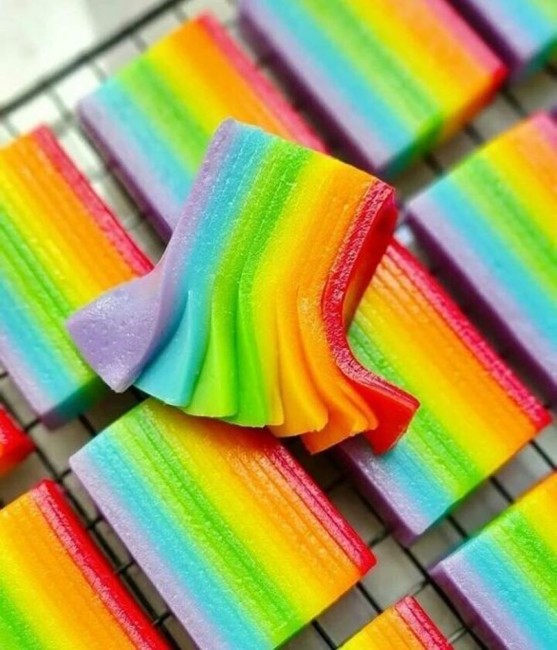 Kue Lapis Pelangi: Menyajikan warna dan rasa dalam setiap lapisan.