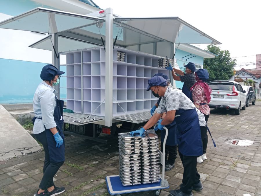 Proses distribusi makan bergizi gratis oleh Satuan Pelayanan Pemenuhan Gizi (SPPG) Caturtunggal