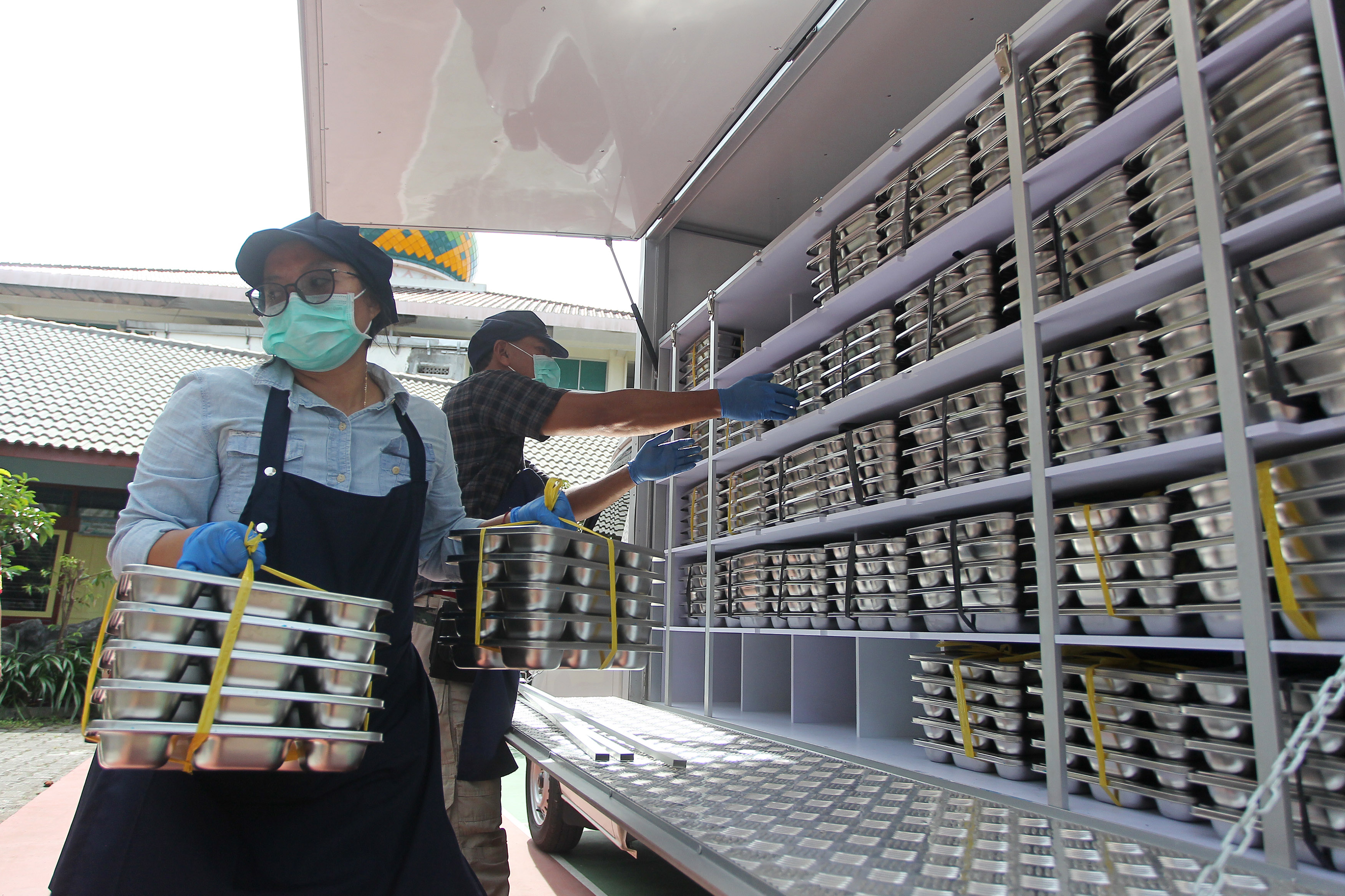 SIAP DIBAGIKAN: Petugas mendistribusikan makanan saat pelaksanaan program Makan Bergizi Gratis (MBG) di SD Negeri Sinduadi Timur, Kapanewon Mlati, Sleman, Senin (13/1).