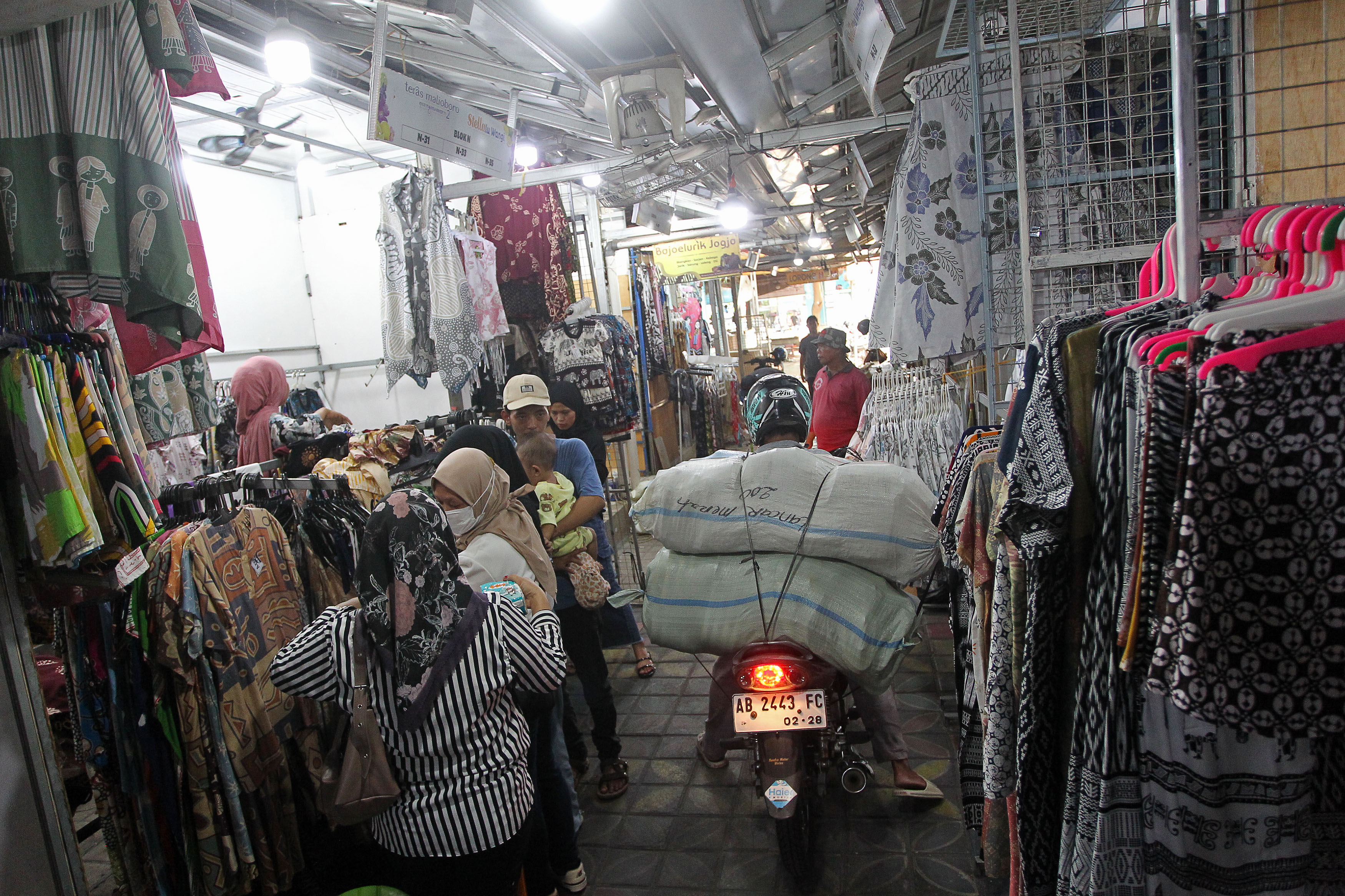 Lokasi Baru Sempit dan Berdebu, Selasa Ini Batas Terakhir&nbsp; Pedagang Teras Malioboro 2&nbsp; Kosongkan Lapak