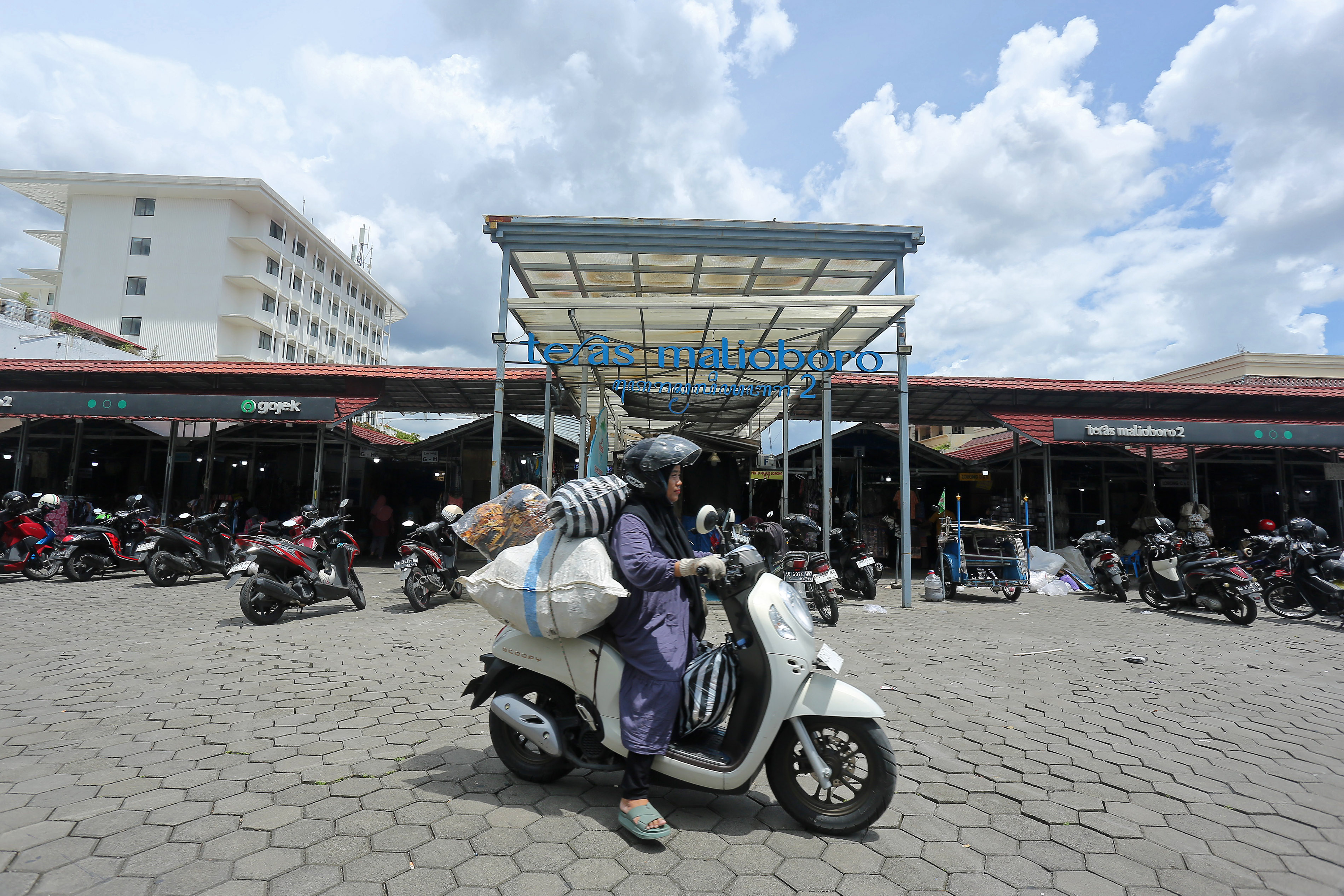 Para pedagang Teras Malioboro (TM) 2 melakukan pemindahan barang.
