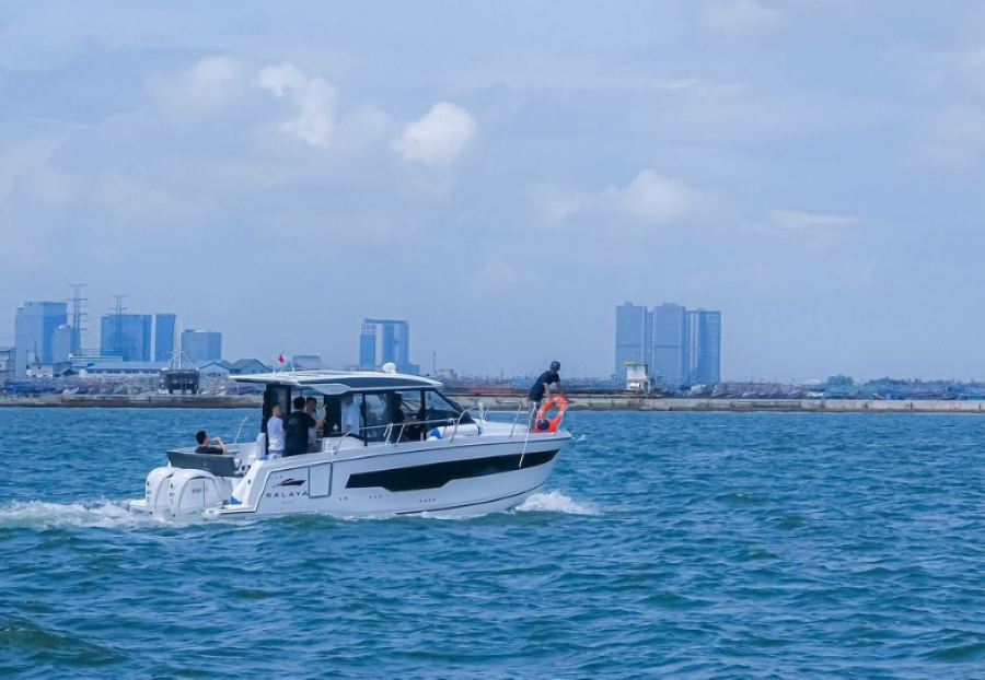 Kapal pesiar mini Salaya Yacht di perairan Jakarta untuk mendukung pariwisata Indonesia.