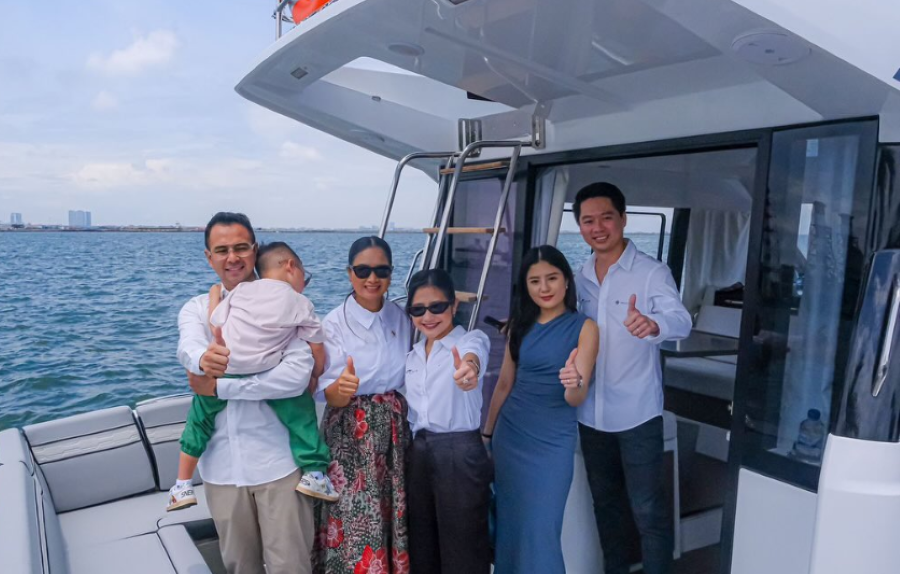 Suasana di dalam kapal Salaya Yacht milik Kevin Sanjaya dan Prilly Latuconsina.
